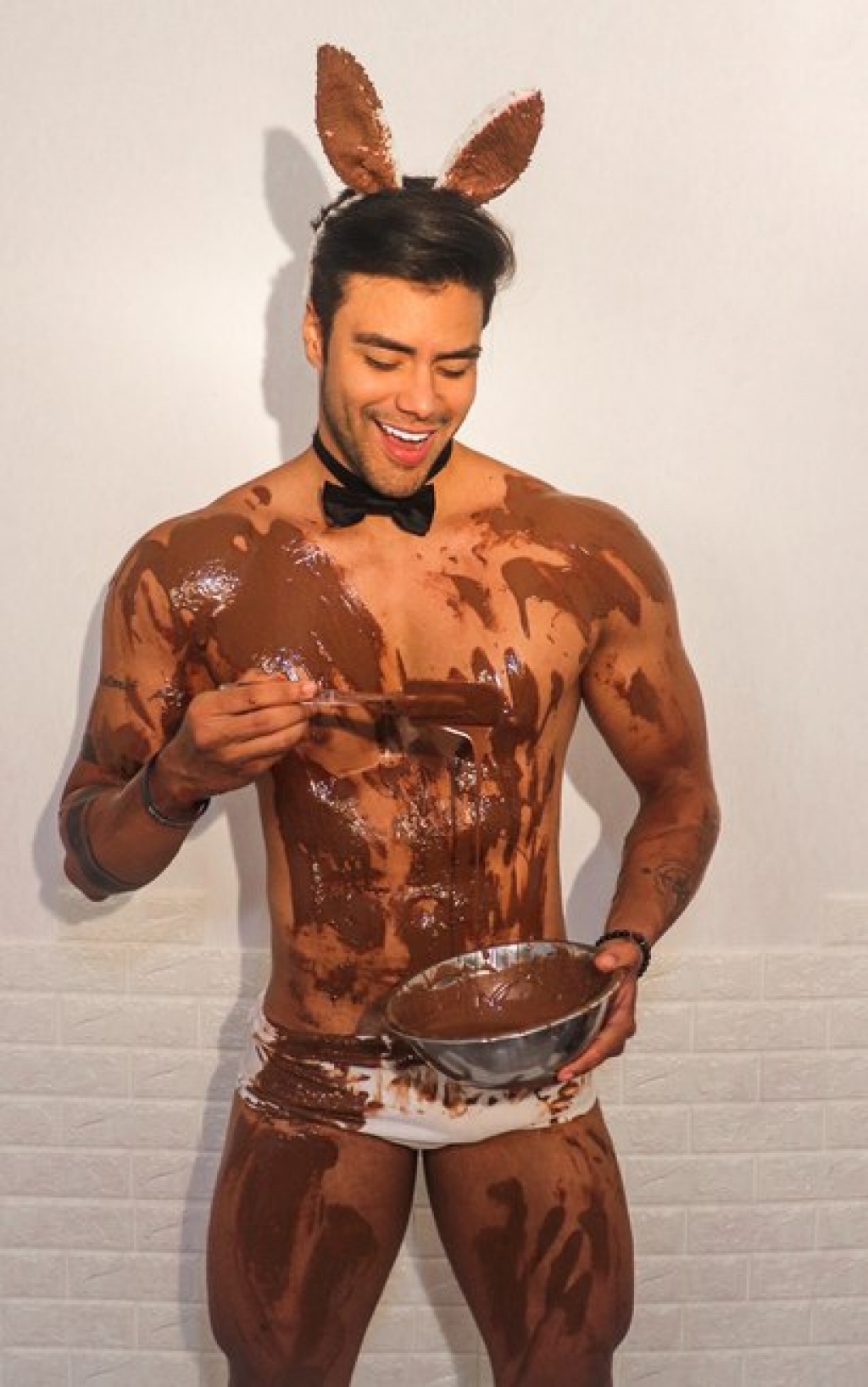 Mister Brasil faz ensaio sexy lambuzado de chocolate para a Páscoa