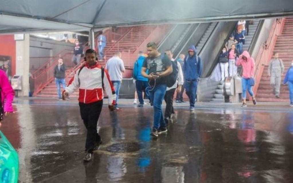 "Lava rápido humano" higieniza passageiros na estação de Osasco contra Covid-19