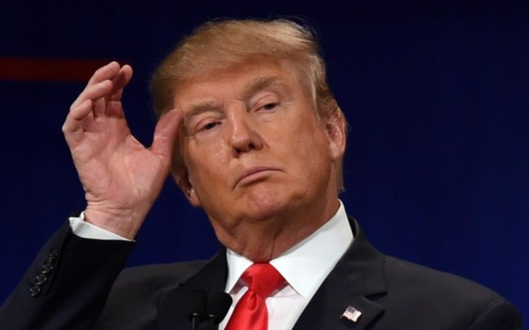 Atrasando o auxílio, cheques emergenciais têm 'Trump' impresso