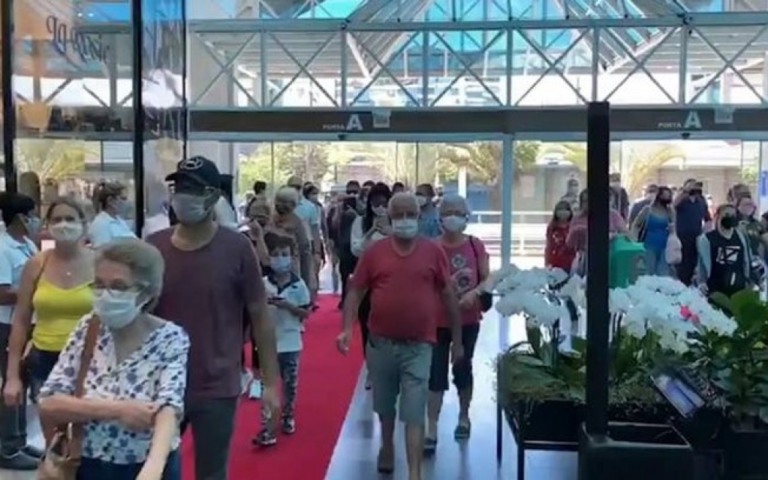 Vídeo: shopping reabre com muito movimento e apresentação musical