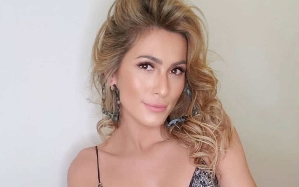 Lívia Andrade volta para SBT após ser afastada por fake news: "Fiquei put*"