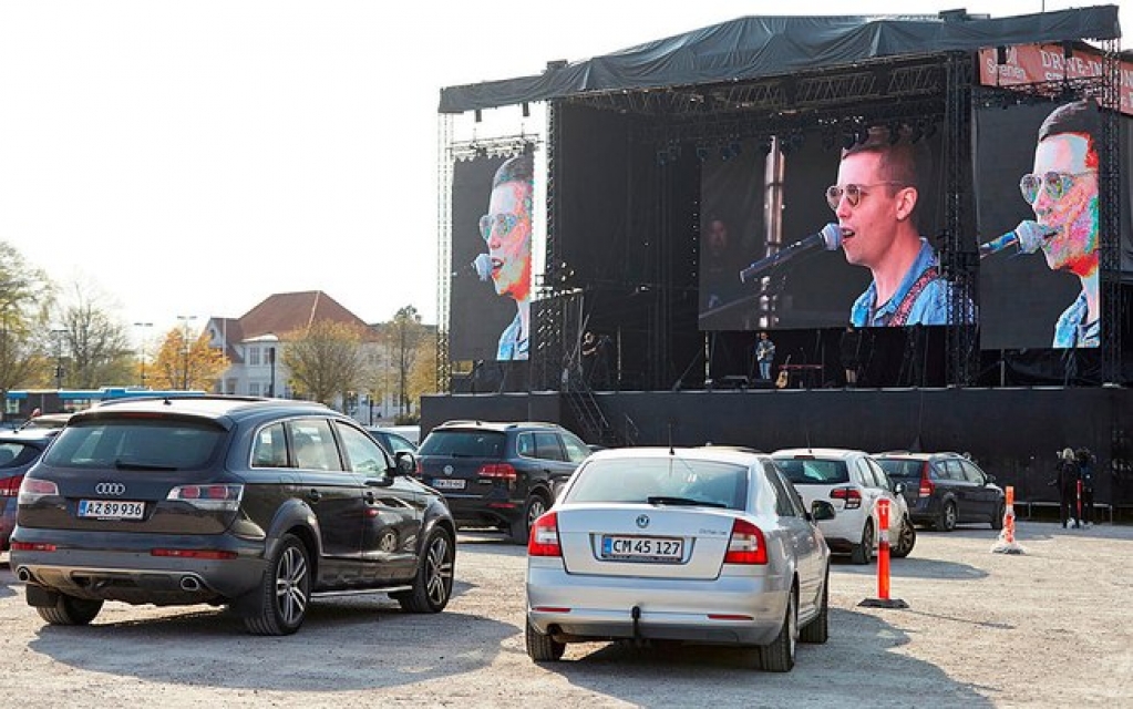 Tendência? Artista organiza "show drive-in" em meio a pandemia de Covid-19