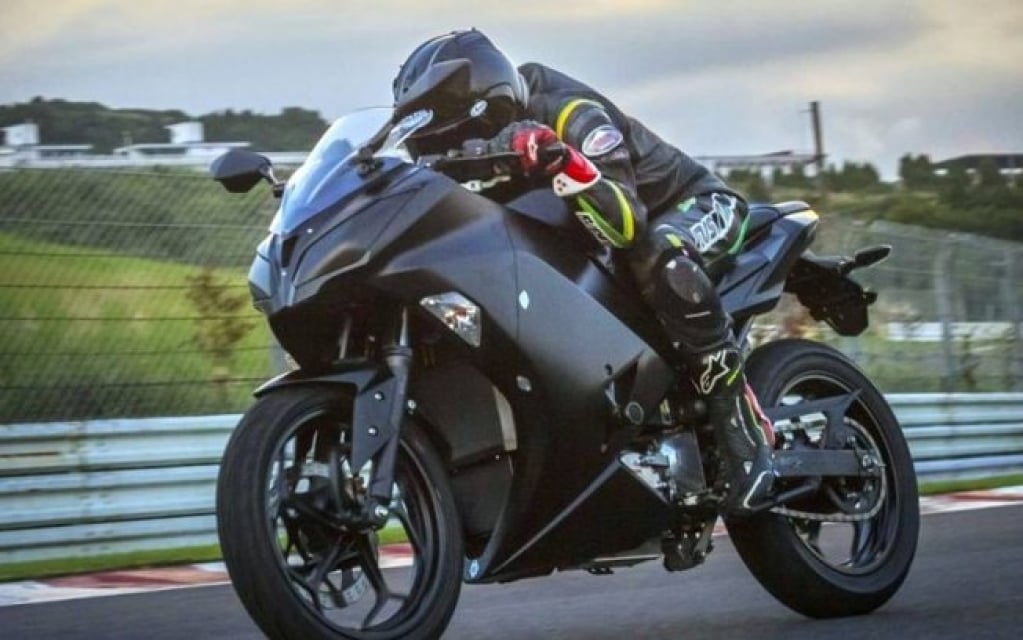 Esportiva elétrica da Kawasaki aparece em vídeo enquanto é testada. Assista