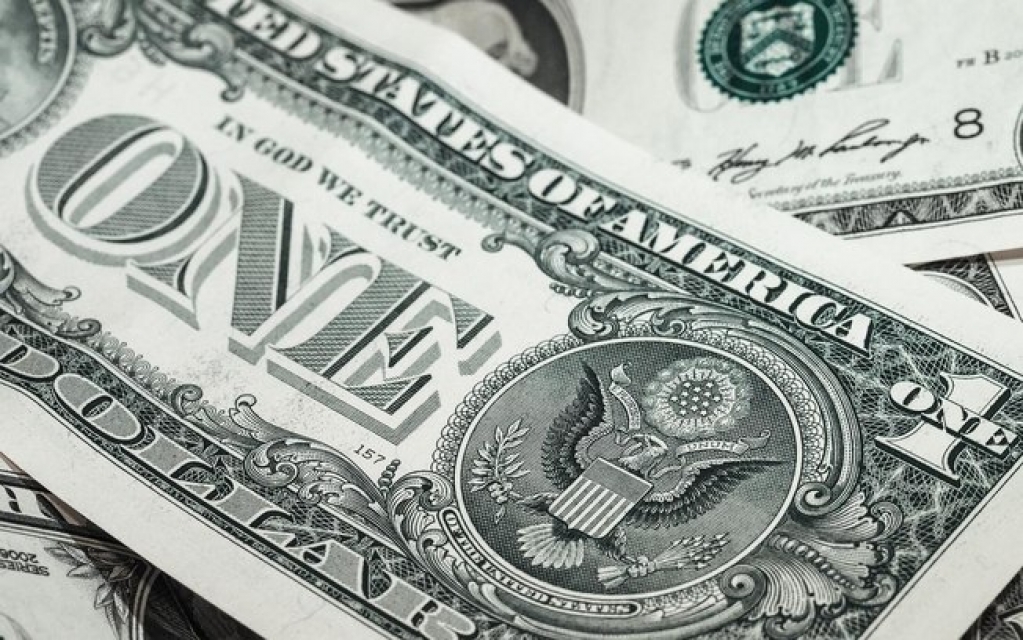 Dólar mantém alta e bate recorde ao passar de R$ 5,70