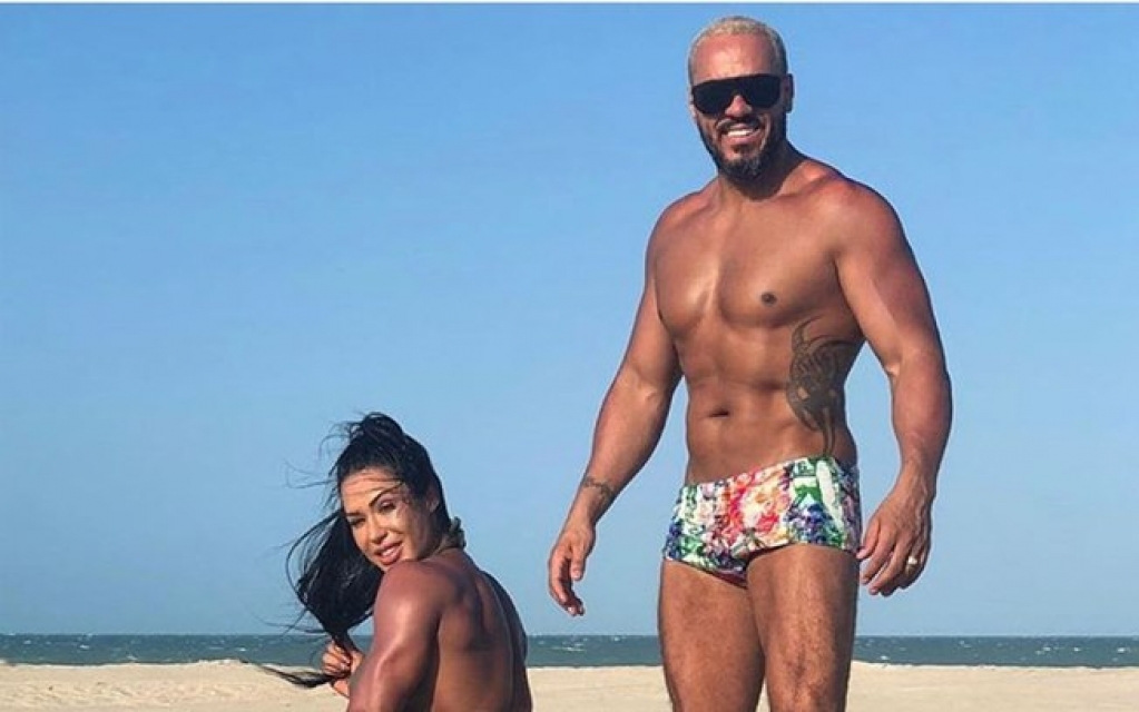 Belo e Gracyanne Barbosa esbanjam boa forma em foto antiga na praia