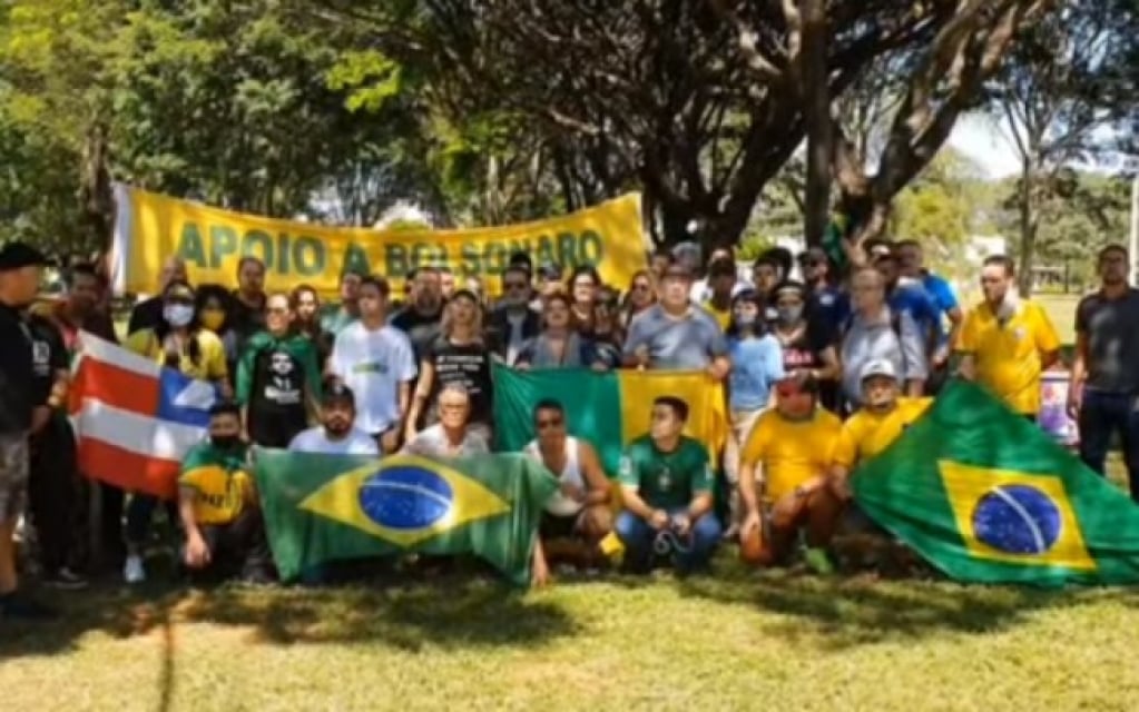 Grupo paramilitar de extrema direita "300 do Brasil" cria acampamento guerrilha