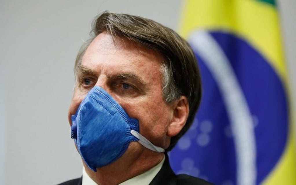 Bolsonaro volta a usar máscara em encontro com apoiadores no Alvorado