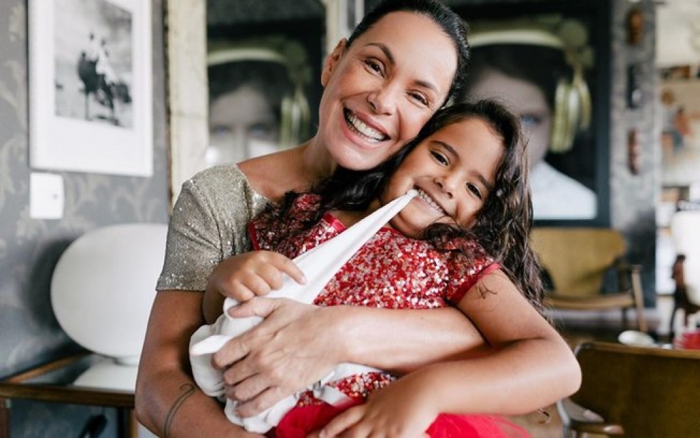 Carolina Ferraz leva filha às pressas para hospital após acidente doméstico