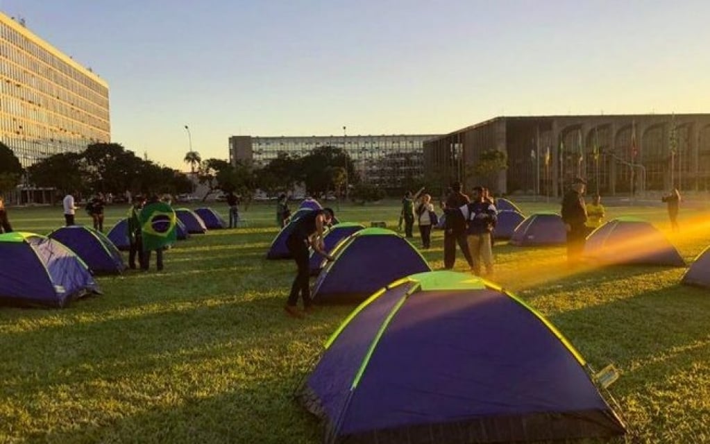 MP vai à Justiça para acabar com acampamento de apoio a Bolsonaro