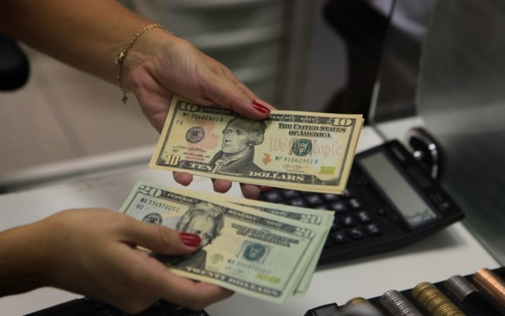 Dólar tem terceira alta, fecha em R$ 5,90 e bate novo recorde