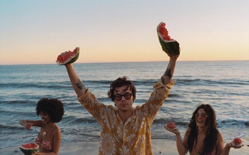 Harry Styles se diverte na praia em clipe de "Watermelon Sugar"