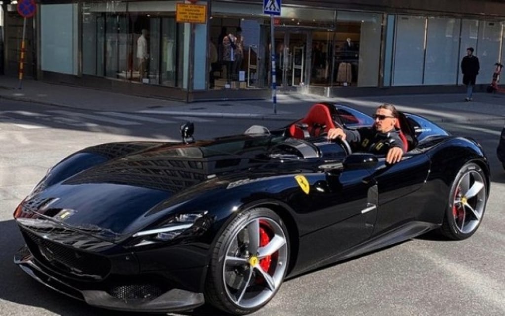 Polícia sueca autua Ibrahimovic e sua rara Ferrari de R$ 12 milhões