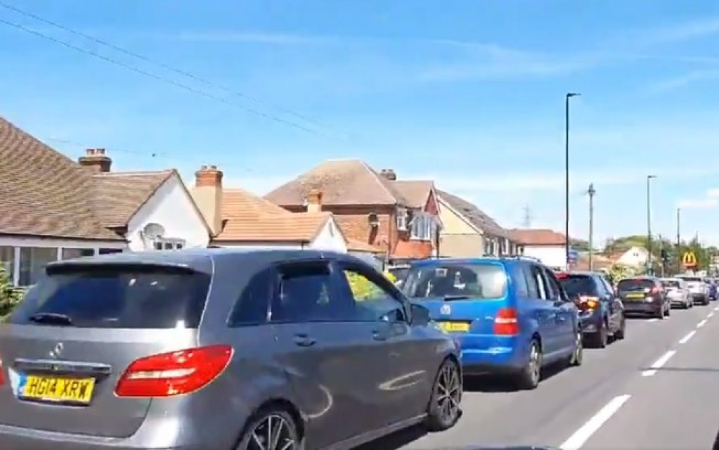 McDonald's reabre parte dos serviços e fila de drive-thru viraliza; assista