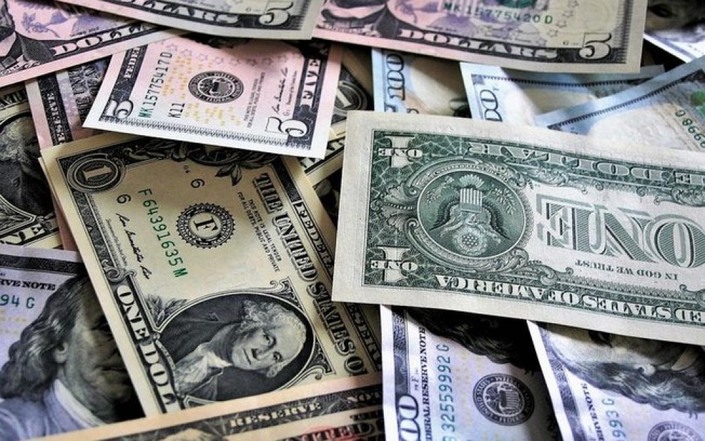 Dólar tem queda, fecha em R$ 5,574 e Bolsa cai 1,03%