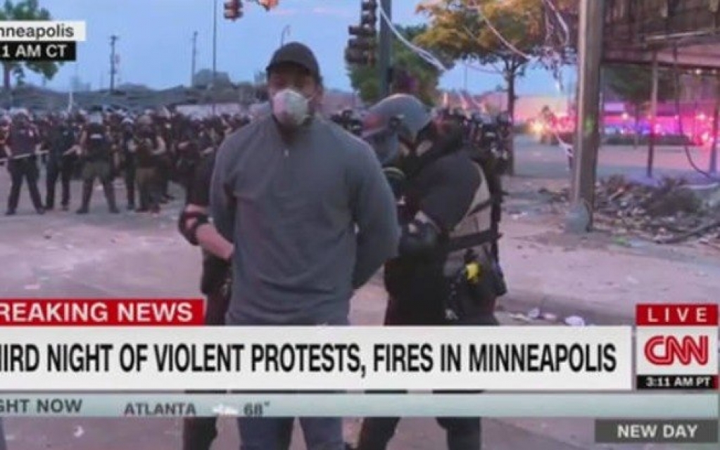 Repórter da CNN é preso ao vivo durante cobertura de protesto