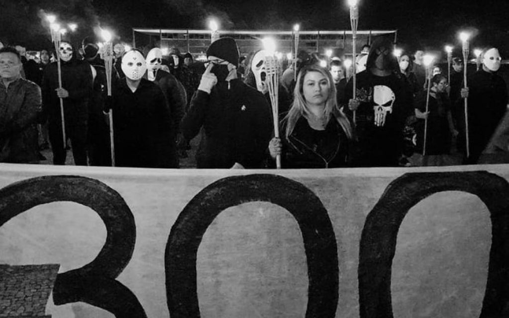 Com máscaras e tochas, grupo "300 do Brasil" protesta em frente ao STF; assista