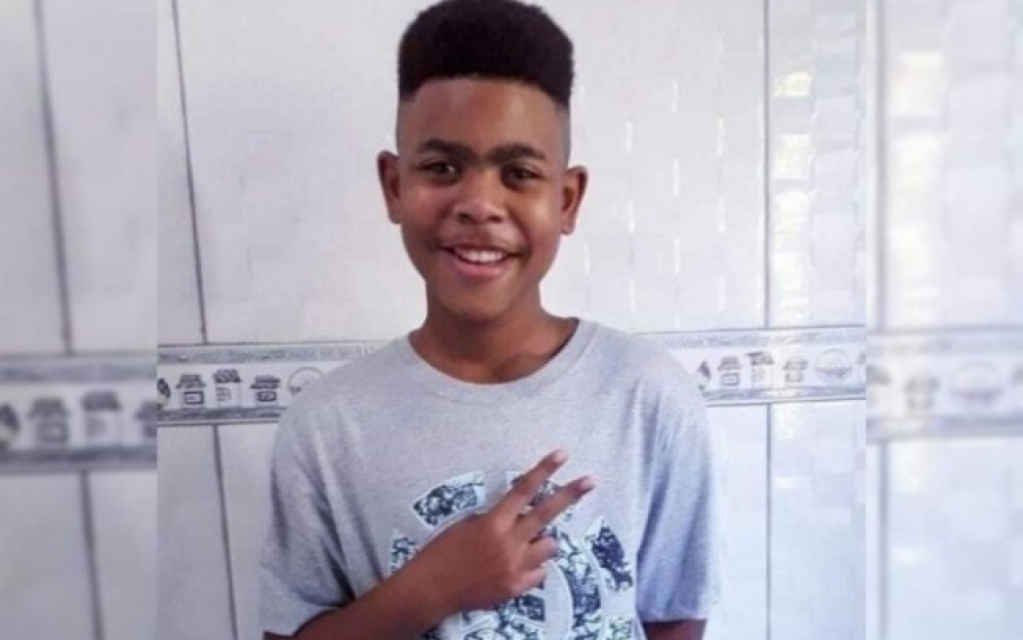 Policial investigado por morte de João Pedro ficou com material apreendido