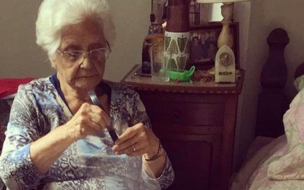 Brasileira de 95 anos costurou luvas na 2ª guerra e hoje tece máscaras