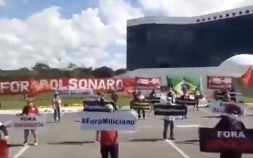 "Fora miliciano": Grupo faz manifestação contra Bolsonaro e Mourão; assista