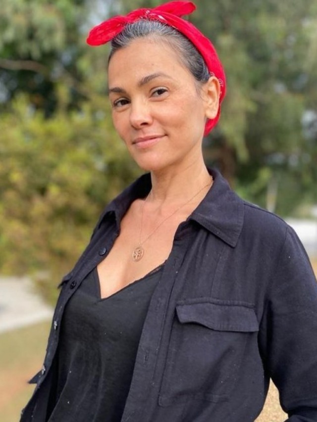 Ex-Tiazinha, Suzana Alves assume os fios brancos na quarentena