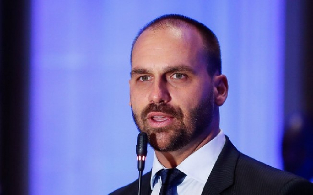 Exército negocia parceria com empresa apoiada por Eduardo Bolsonaro