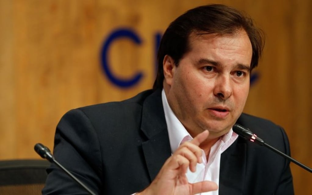 Rodrigo Maia dá pausa nas atividades para comer bolo em Brasília; veja o vídeo