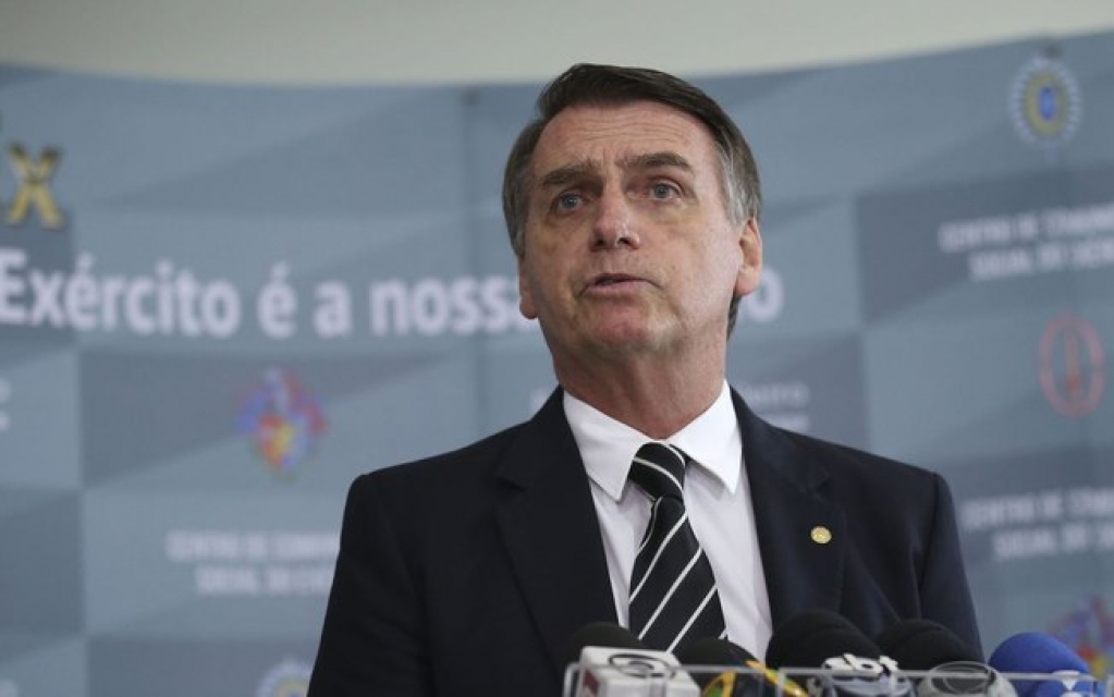 'Sai daqui', diz Bolsonaro para mulher que o cobrou sobre mortes por Covid-19