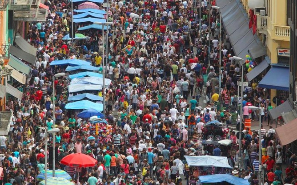 Rua 25 de Março reabre o comércio com filas depois de três meses fechado