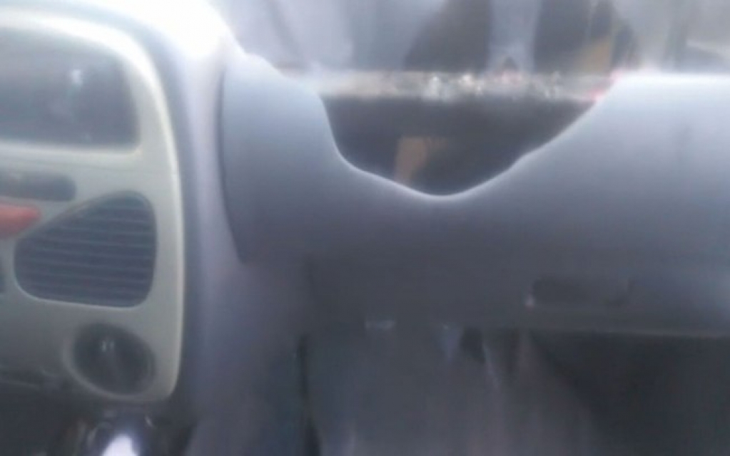 Painel de carro derrete depois da dona deixar álcool em gel no veículo