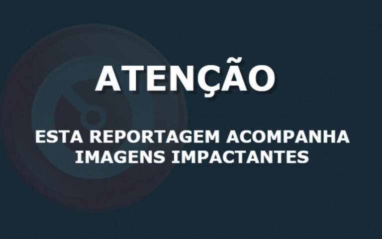 Garoto se pendura em trave e tem dedo atravessado por gancho; imagens são fortes