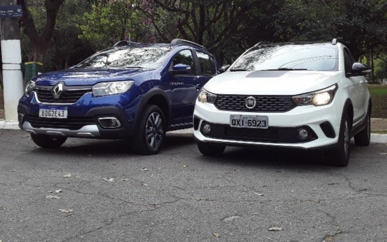 Fiat Argo Trekking 1.8  e Renault Sandero Stepway. Qual vence?