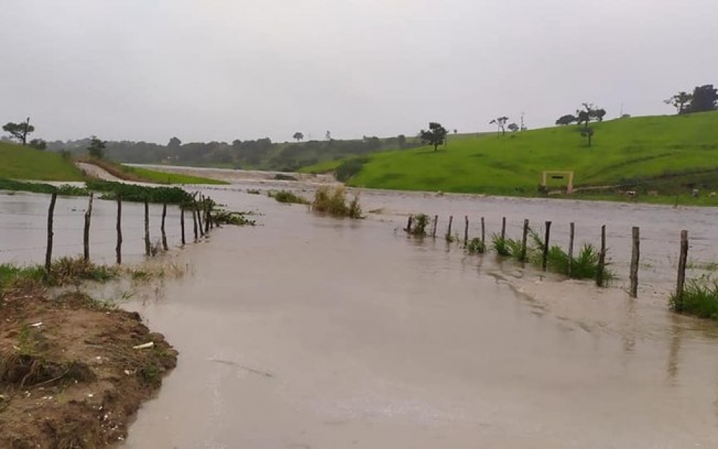 Rompimento de barragem deixa desabrigados em Pernambuco