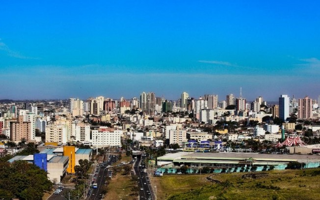 Modelo vestindo uma calça branca e trico azul e na outra foto a mesma modelo veste uma camisa branca com bolsos e uma saia azul 