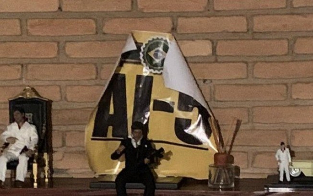 Cartaz do AI-5 é encontrado na casa em que Queiroz estava escondido