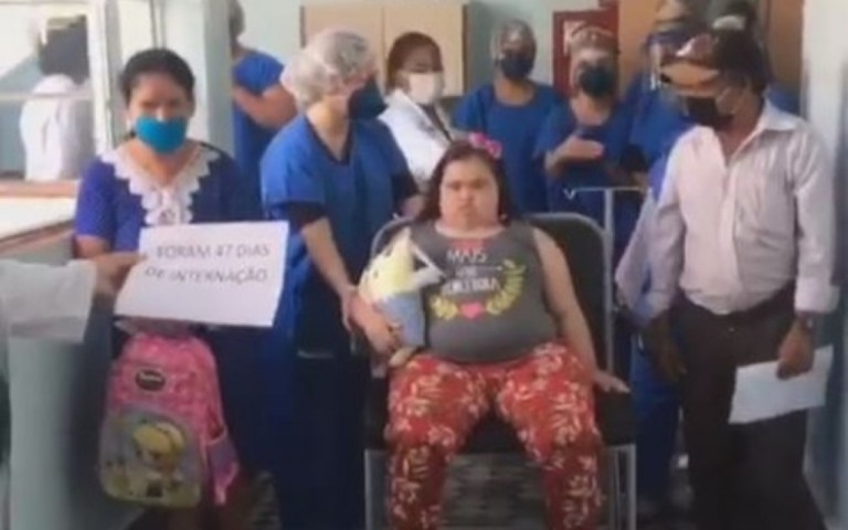 Jovem com Down sai do hospital após 40 dias internada com Covid-19