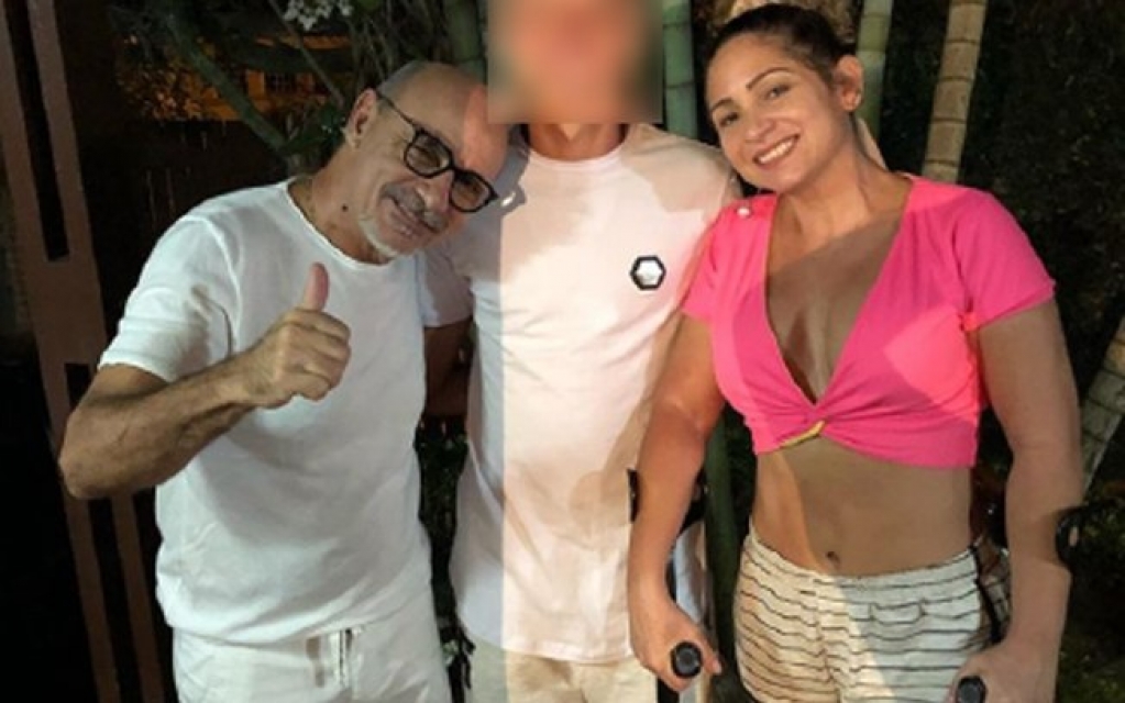Foto confirma que Queiroz passou o réveillon na casa do advogado de Bolsonaro Foto confirma que Queiroz passou o réveillon na casa do advogado de Bolsonaro