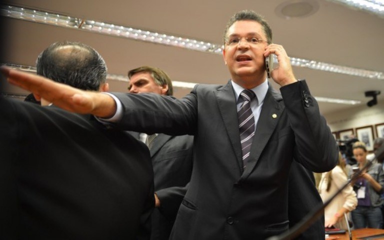 Deputado que questionou OMS, isolamento e médicos testa positivo para Covid-19