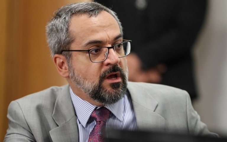 Deputado diz que vai pedir apreensão do passaporte de Abraham Weintraub