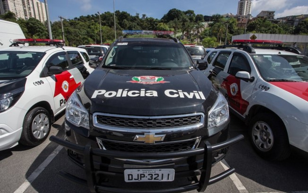Mulher que jogou bebê recém nascido de prédio demonstra 'calma' ao ser presa