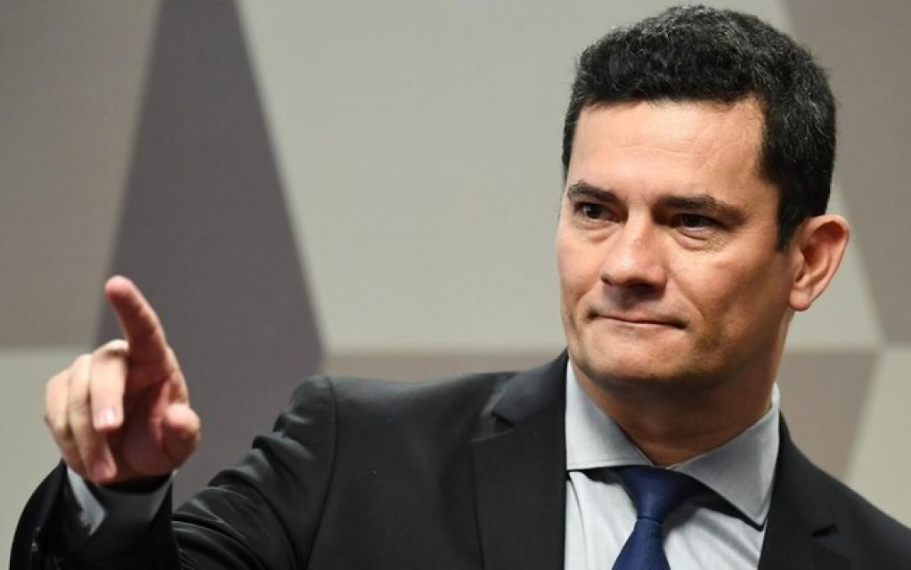 'Lembro que já tivemos ministro da Saúde', diz Moro sobre 50 mil mortos