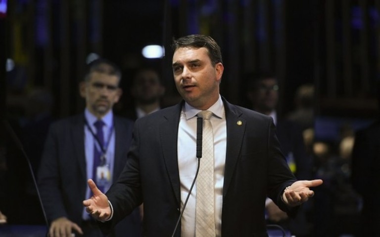 Rachadinhas: Ministério Público pretende denunciar Flávio Bolsonaro nesta sexta