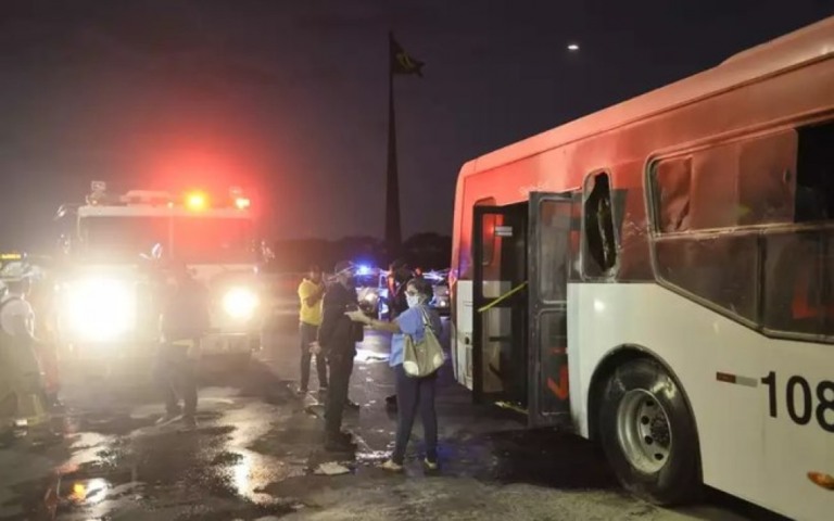 Homem coloca fogo em ônibus em Brasília e grita: "Fora, Bolsonaro"