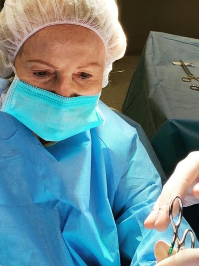 Médica de 88 anos passa 50 dias na UTI, se cura da Covid-19 e volta a trabalhar