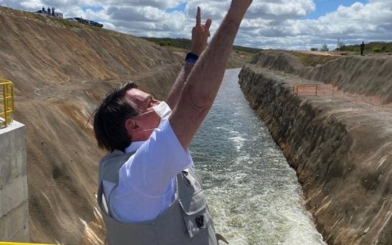 Bolsonaro inaugura trecho de transposição sem governadores