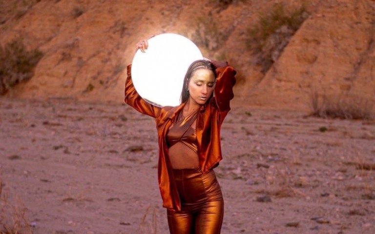 Lia Paris fala sobre sua apresentação em drive in em entrevista exclusiva