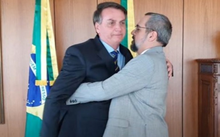 Bolsonaro pede conselho a Temer e ouve: Evite falas polêmicas e demita Weintraub