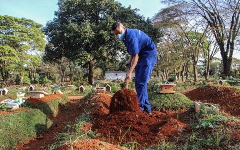 Sepultadores do maior cemitério do País não foram testados para Covid-19
