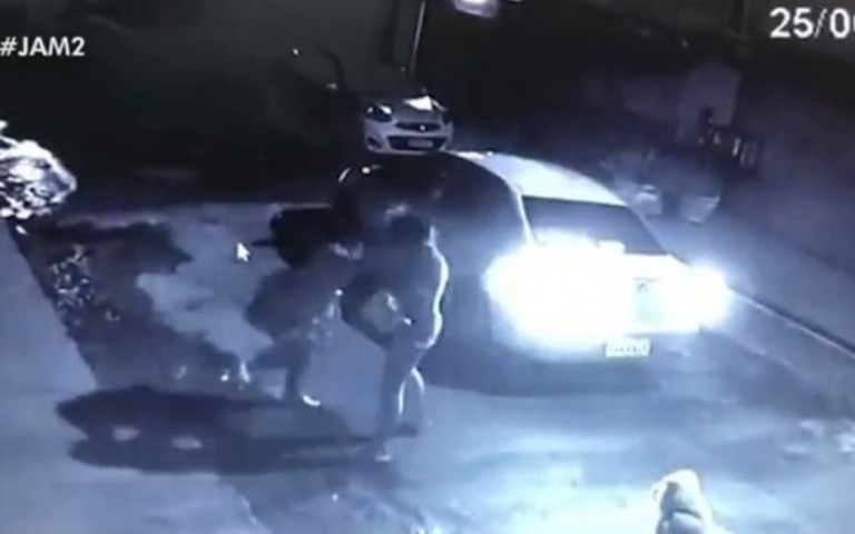 Jovem é agredida com socos e comentários racistas por vizinhos em Manaus