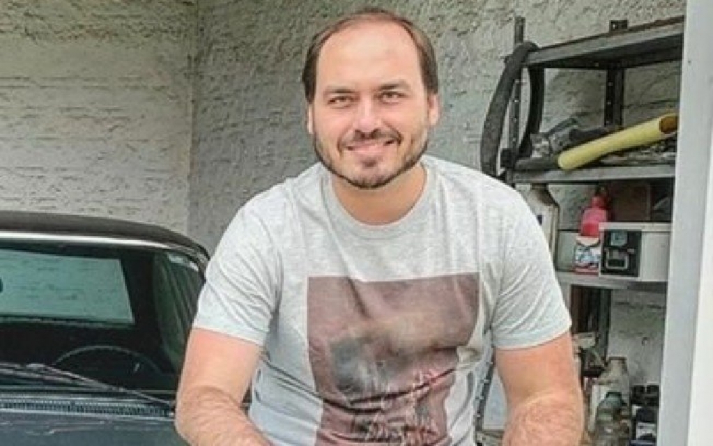 Carlos Bolsonaro perde foro especial em investigação sobre funcionários fantasma Carlos Bolsonaro perde foro especial em investigação sobre funcionários fantasma