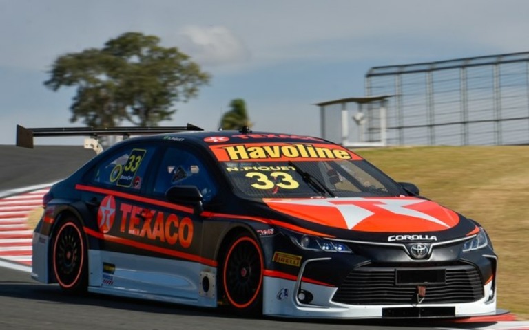 Veja as diferenças entre o Toyota Corolla de corrida e o de rua
